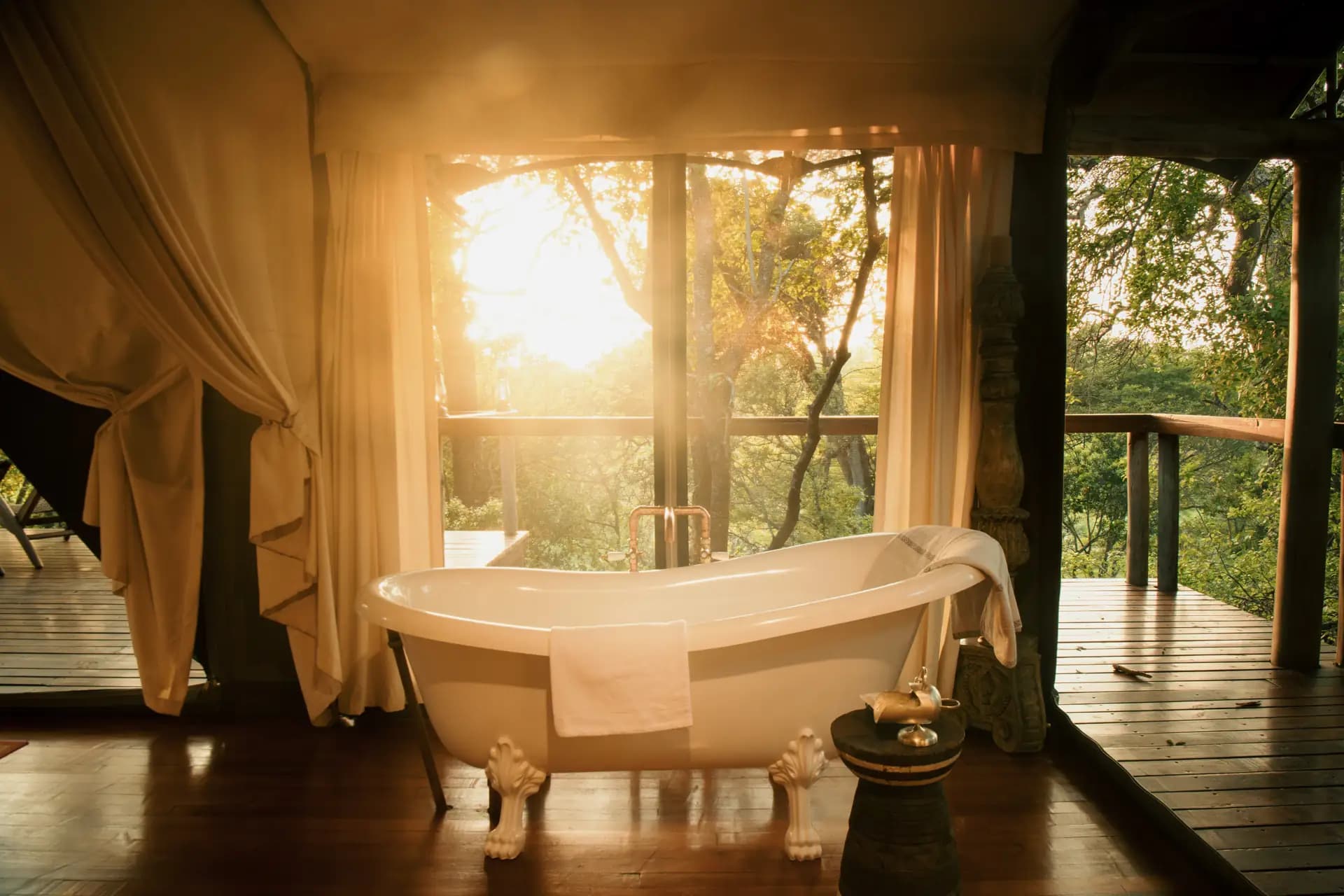 Rhino Sands: Freestanding bathtub overlooking the bush