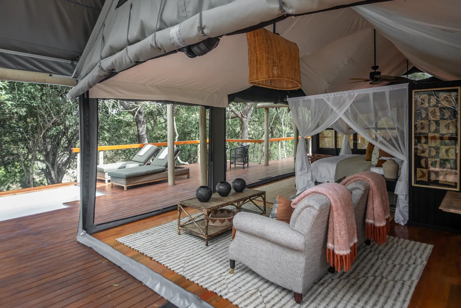 Rhino Sands: Suite with four-poster bed