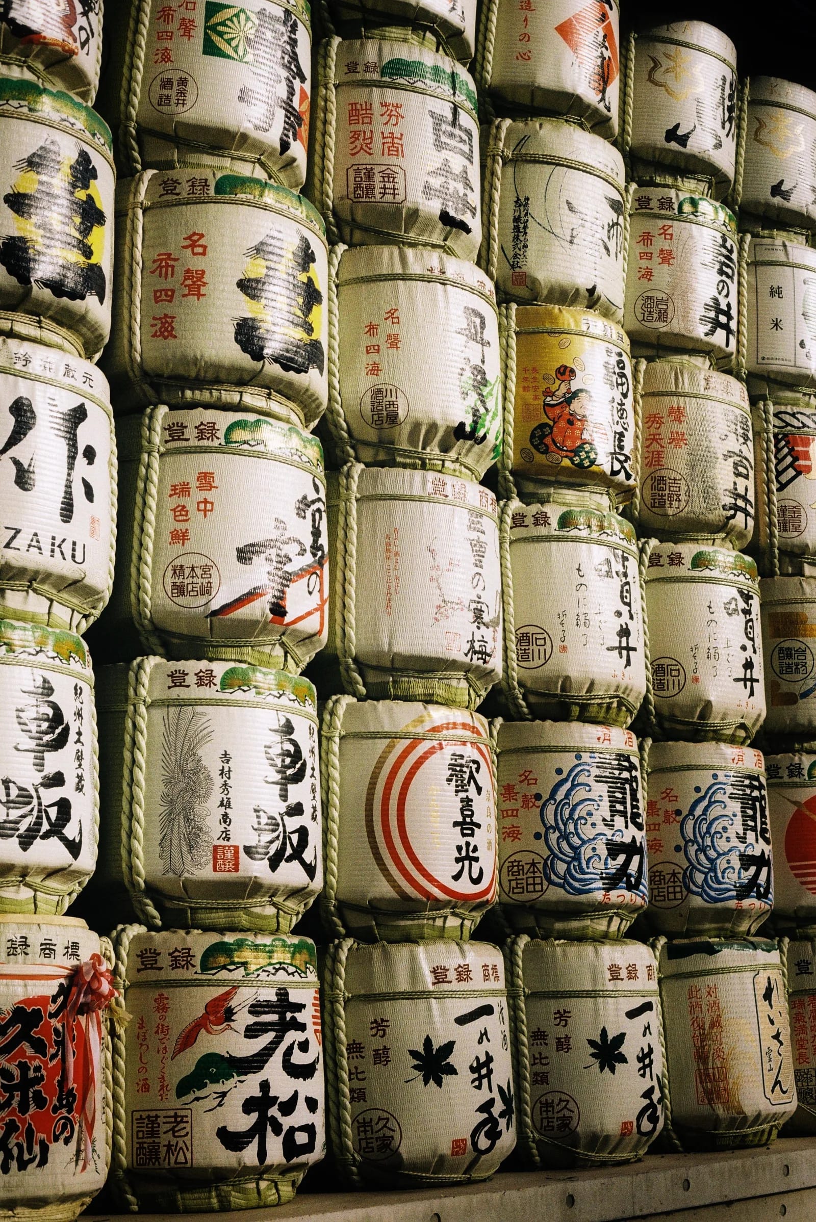 Barriles de sake apilados con cuerda de paja y caligrafía