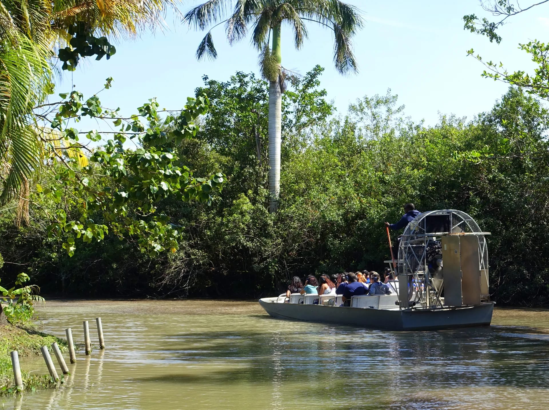 Airboat mit Gästen auf einem Wasserlauf in den Everglades