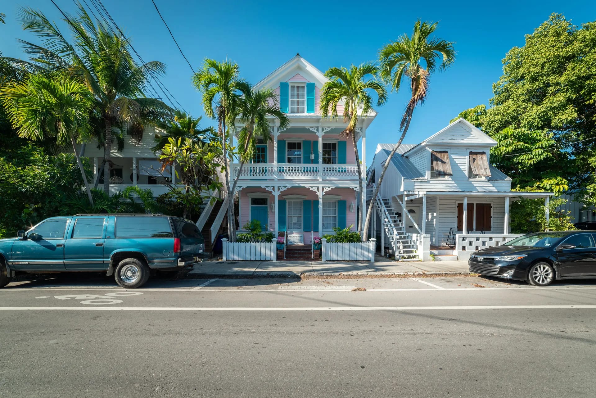 Weiße Holzvilla mit Veranda und Palmen in Key West