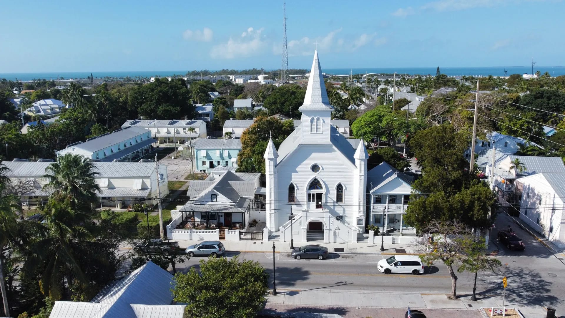 Luftbild der Altstadt von Key West mit weißer Kirche