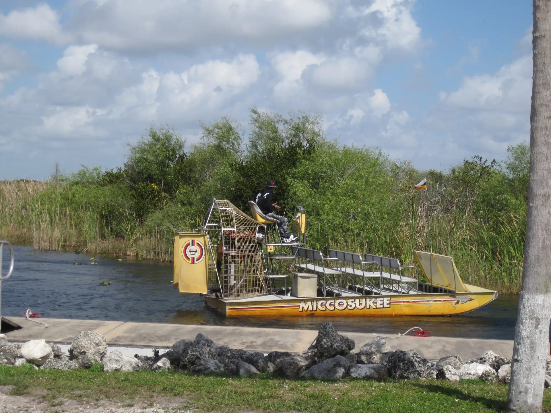 Airboat am Ufer eines Wasserlaufs in den Everglades