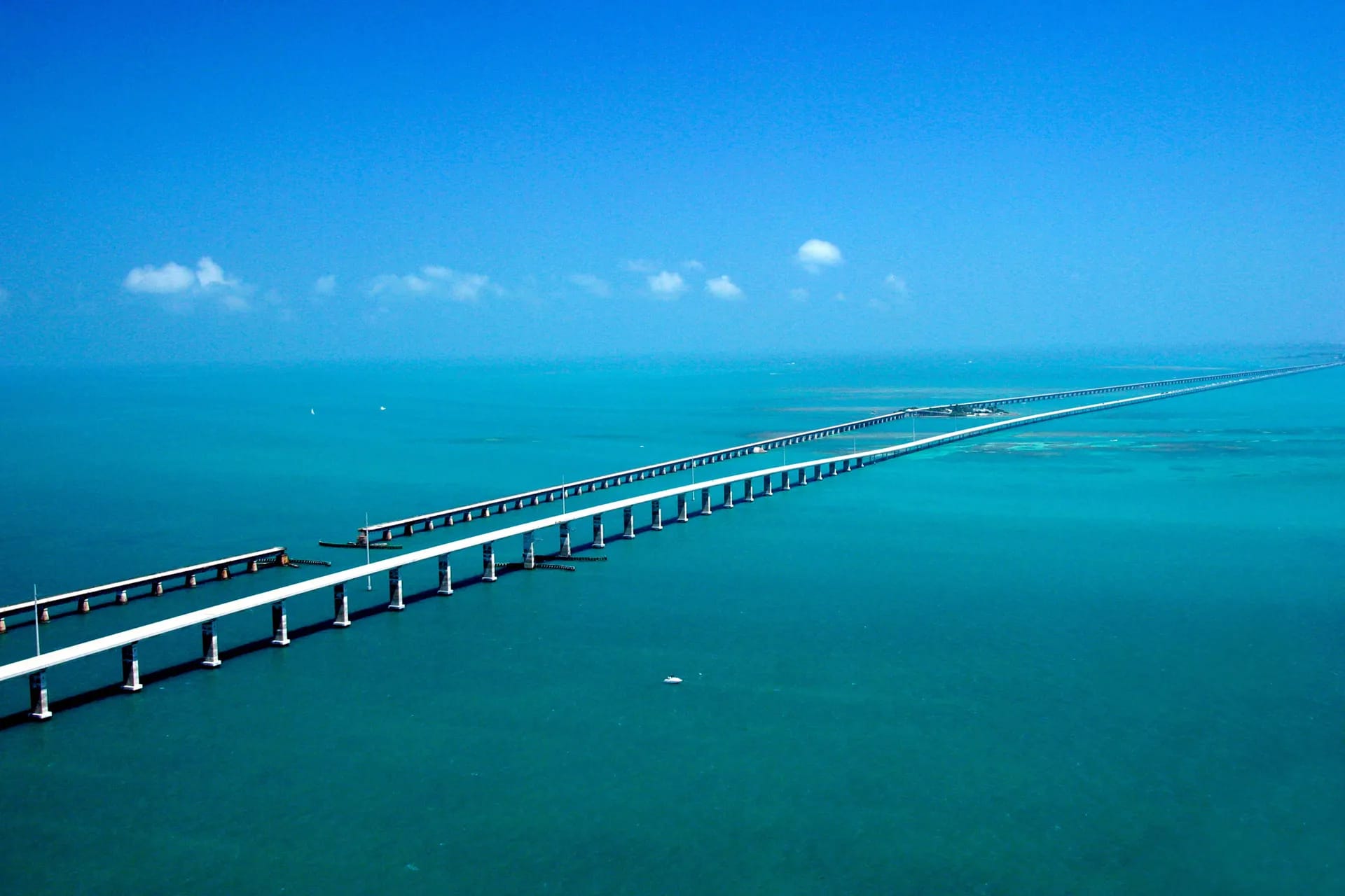 Seven Mile Bridge von oben, türkisfarbenes Meer auf beiden Seiten