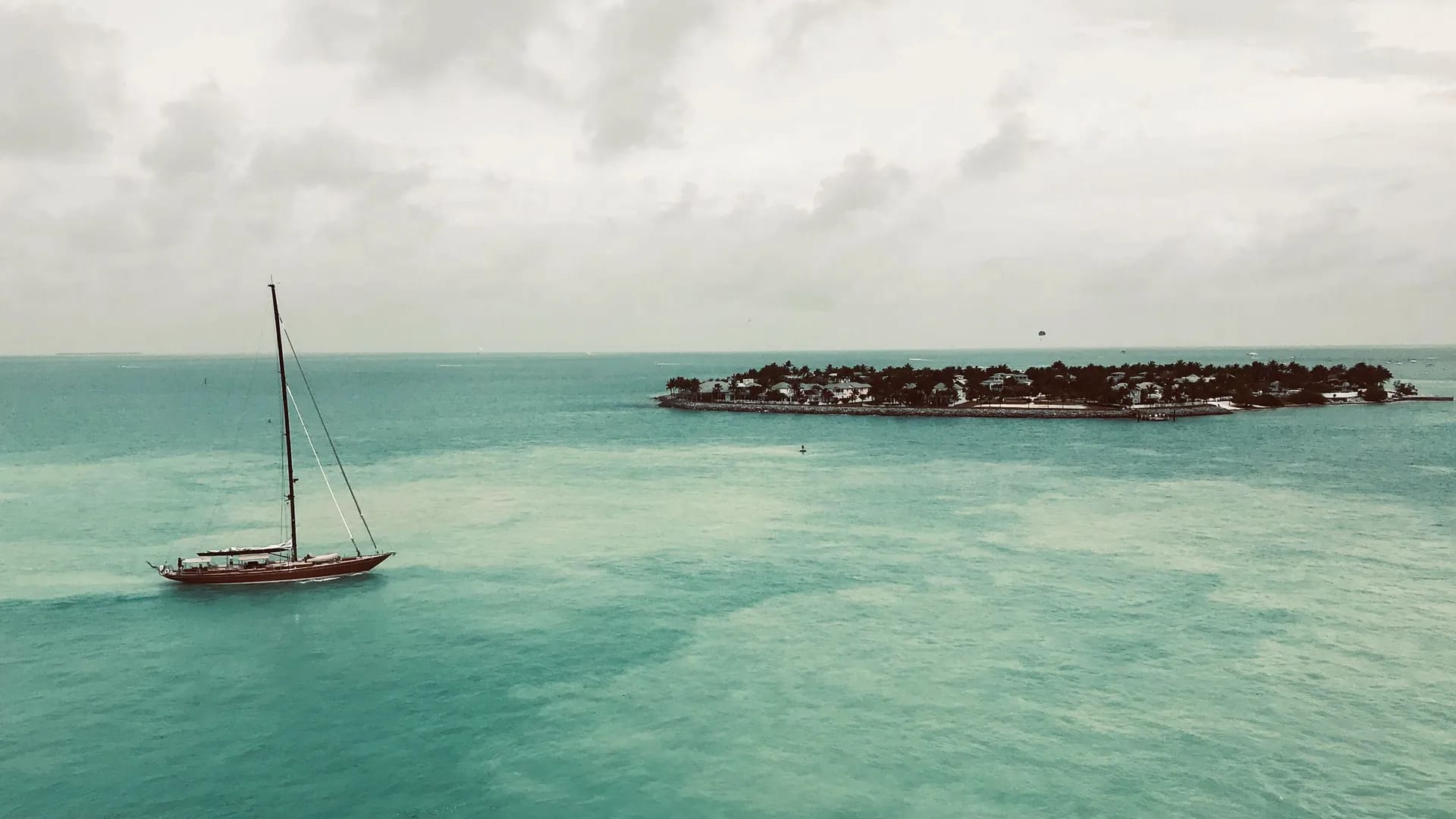 Segelboot vor einer kleinen Insel bei Key West
