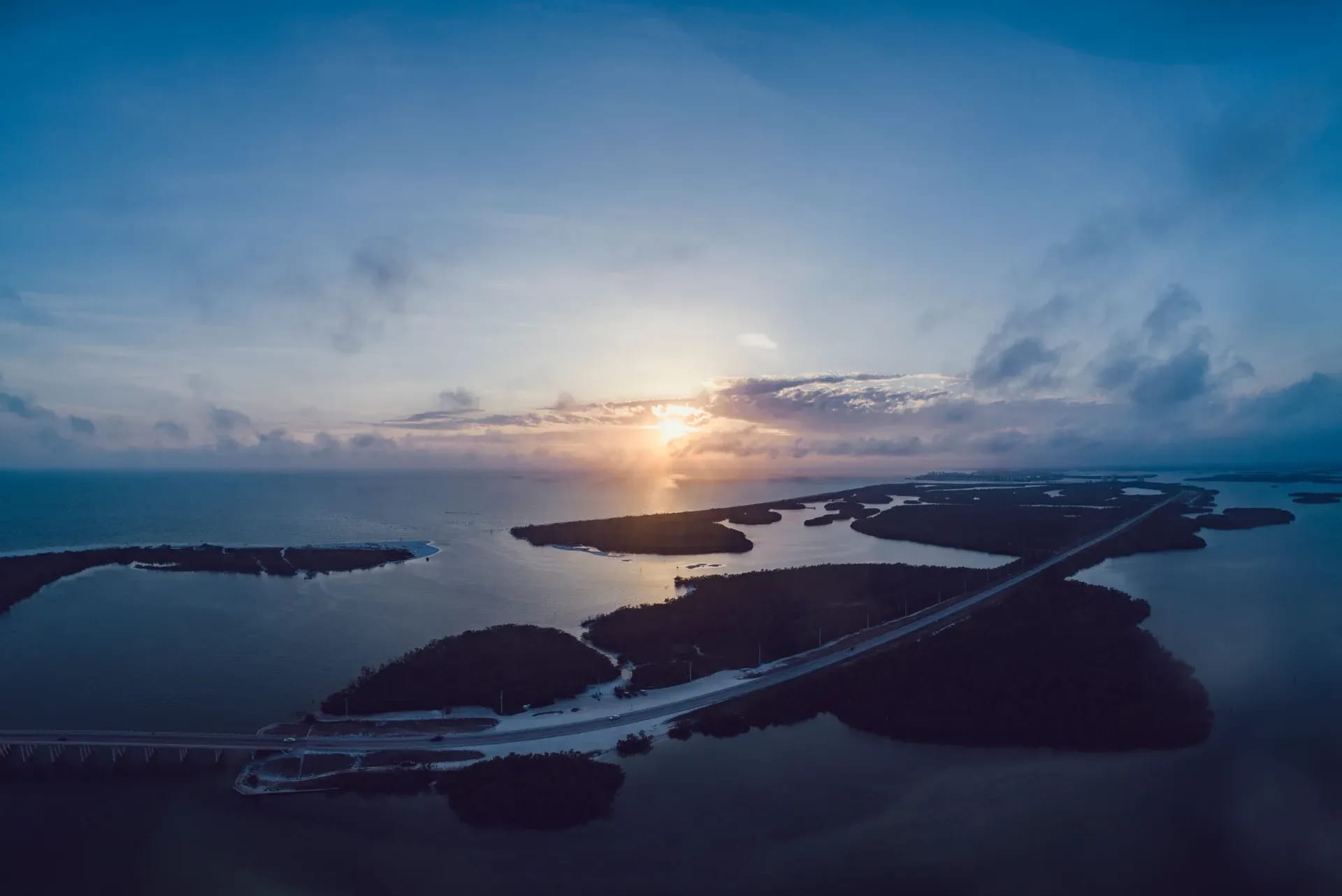 Luftbild von Mangroveninseln mit einer Straße an der Golfküste Floridas bei Sonnenuntergang