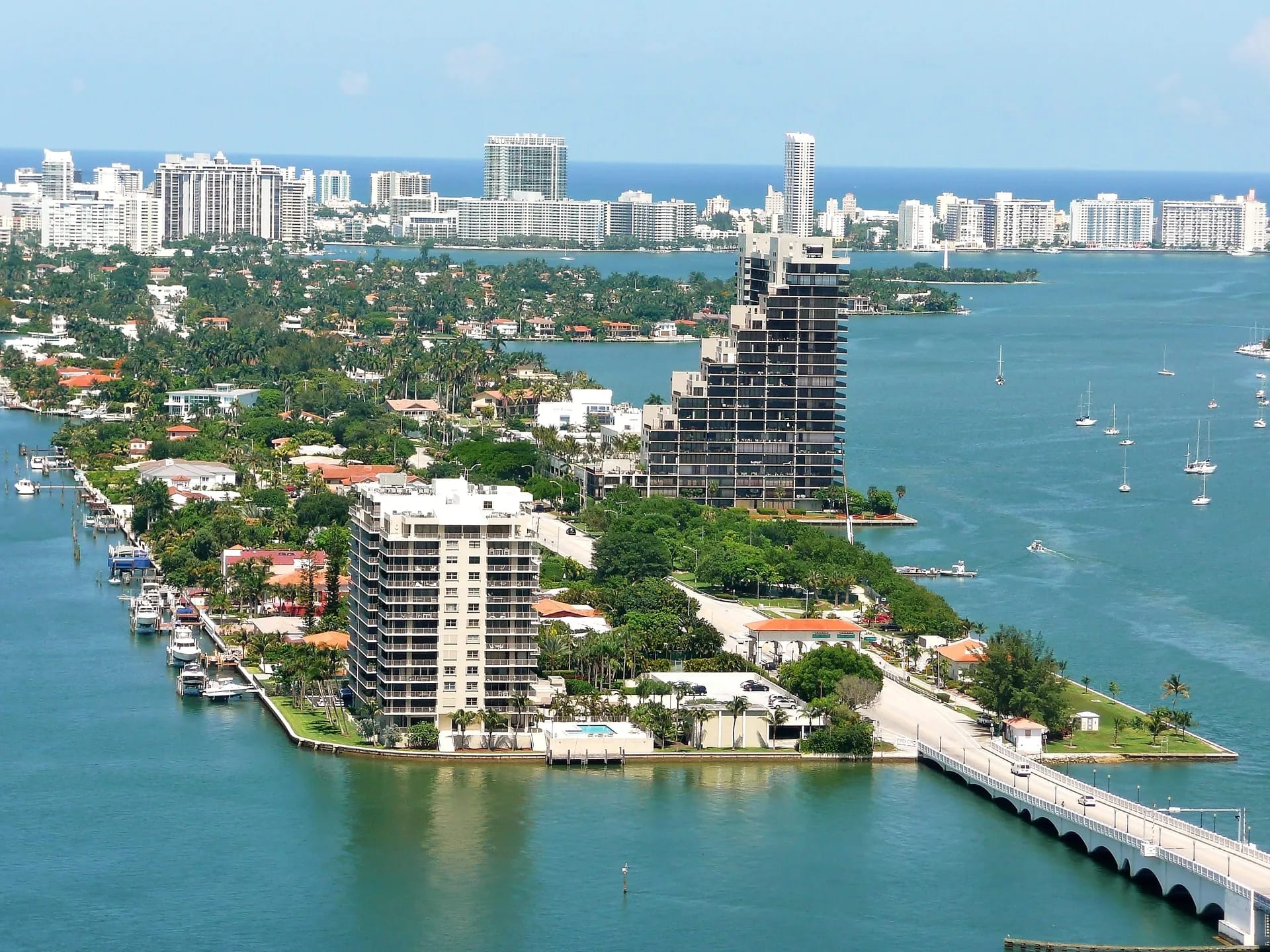 Vista aérea de islas con villas en Biscayne Bay