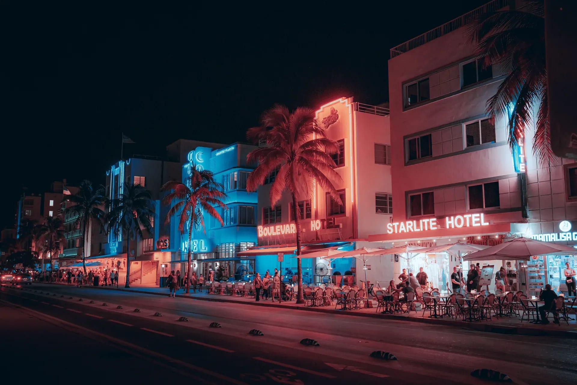 Fachadas de hoteles iluminadas en Ocean Drive de noche