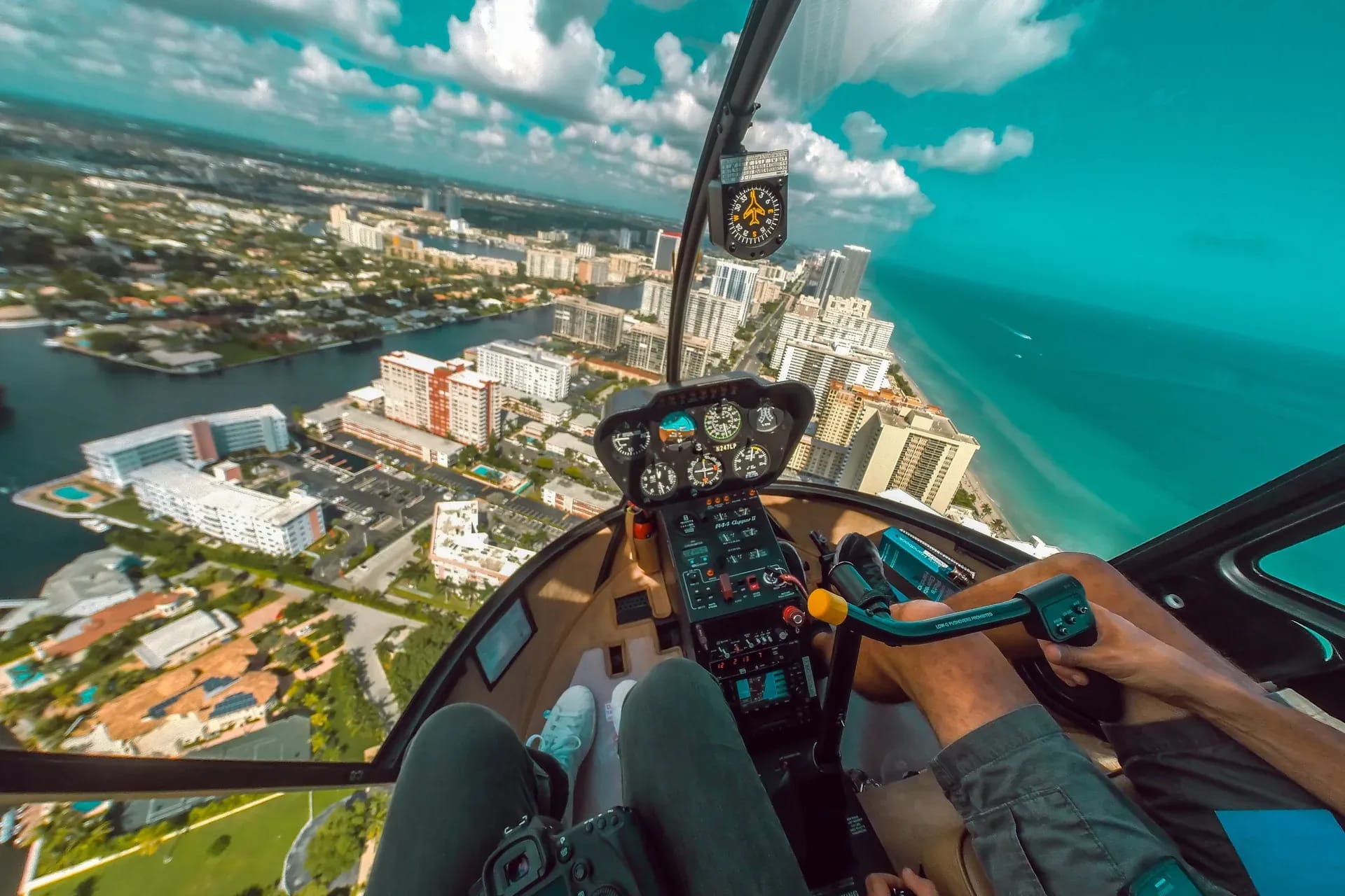 Vista desde la cabina de un helicóptero sobre Miami Beach