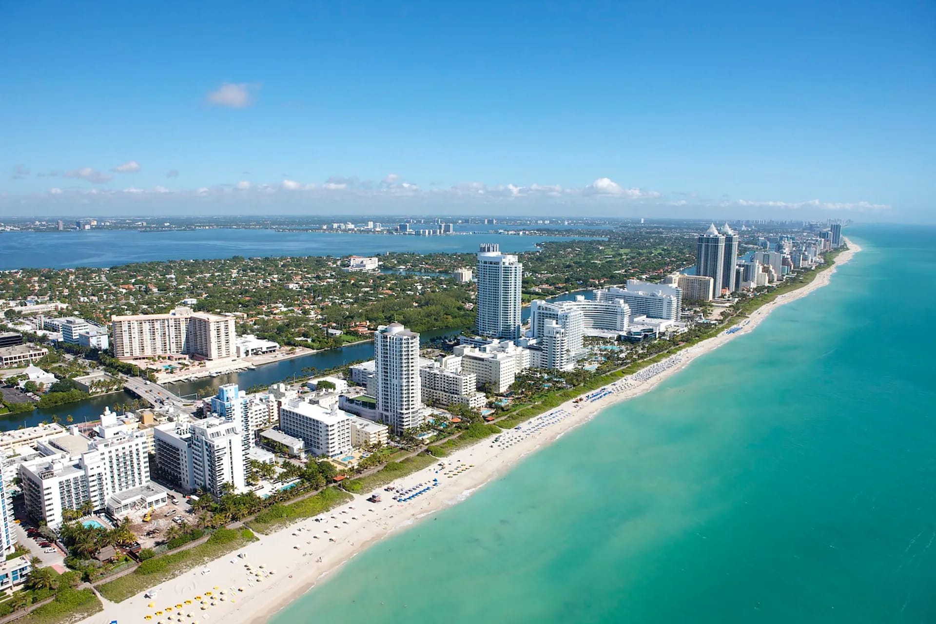Vista aérea de Miami Beach con hoteles, playa y el Atlántico turquesa