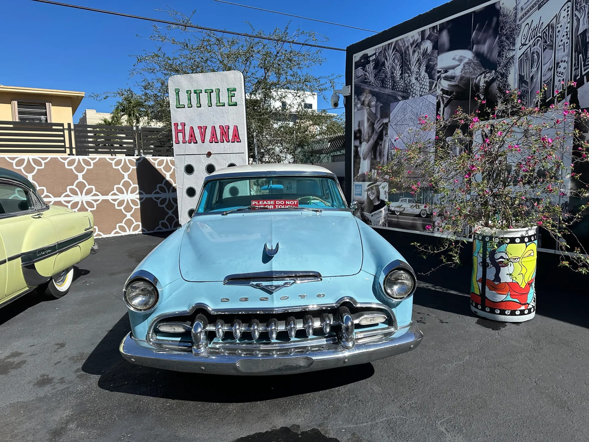 Letrero y coche antiguo en la entrada de Little Havana