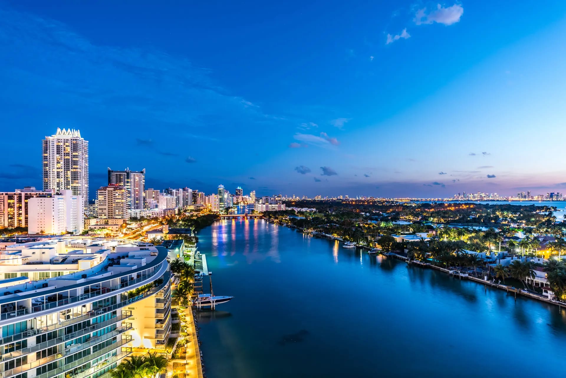Skyline de Miami con un canal a la hora azul