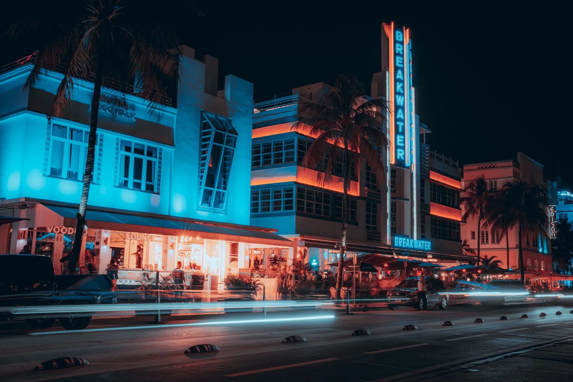 Hoteles Art Déco iluminados con neón en Ocean Drive de noche