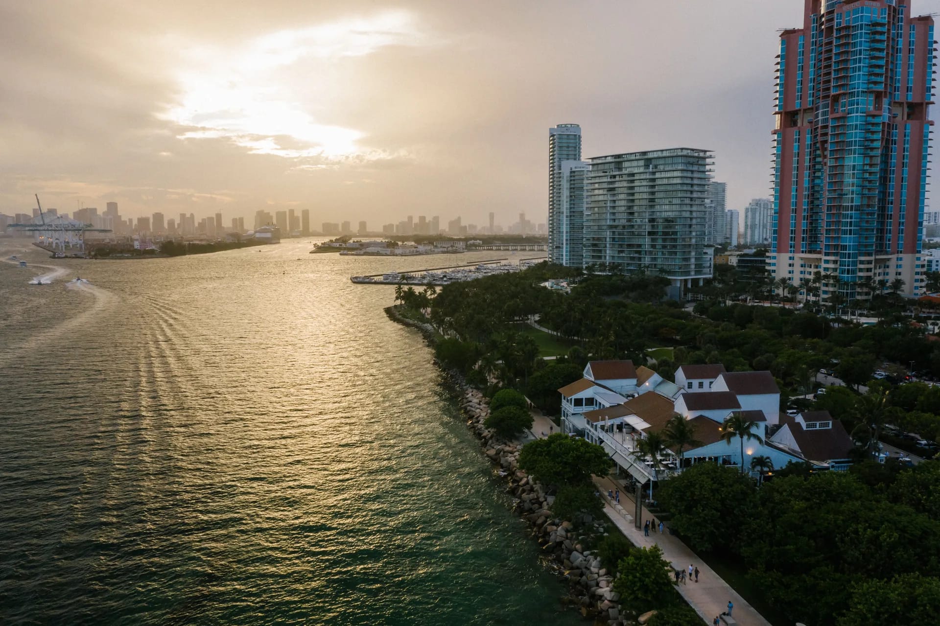 Vista aérea de South Pointe Park y Government Cut con el skyline de Miami al fondo