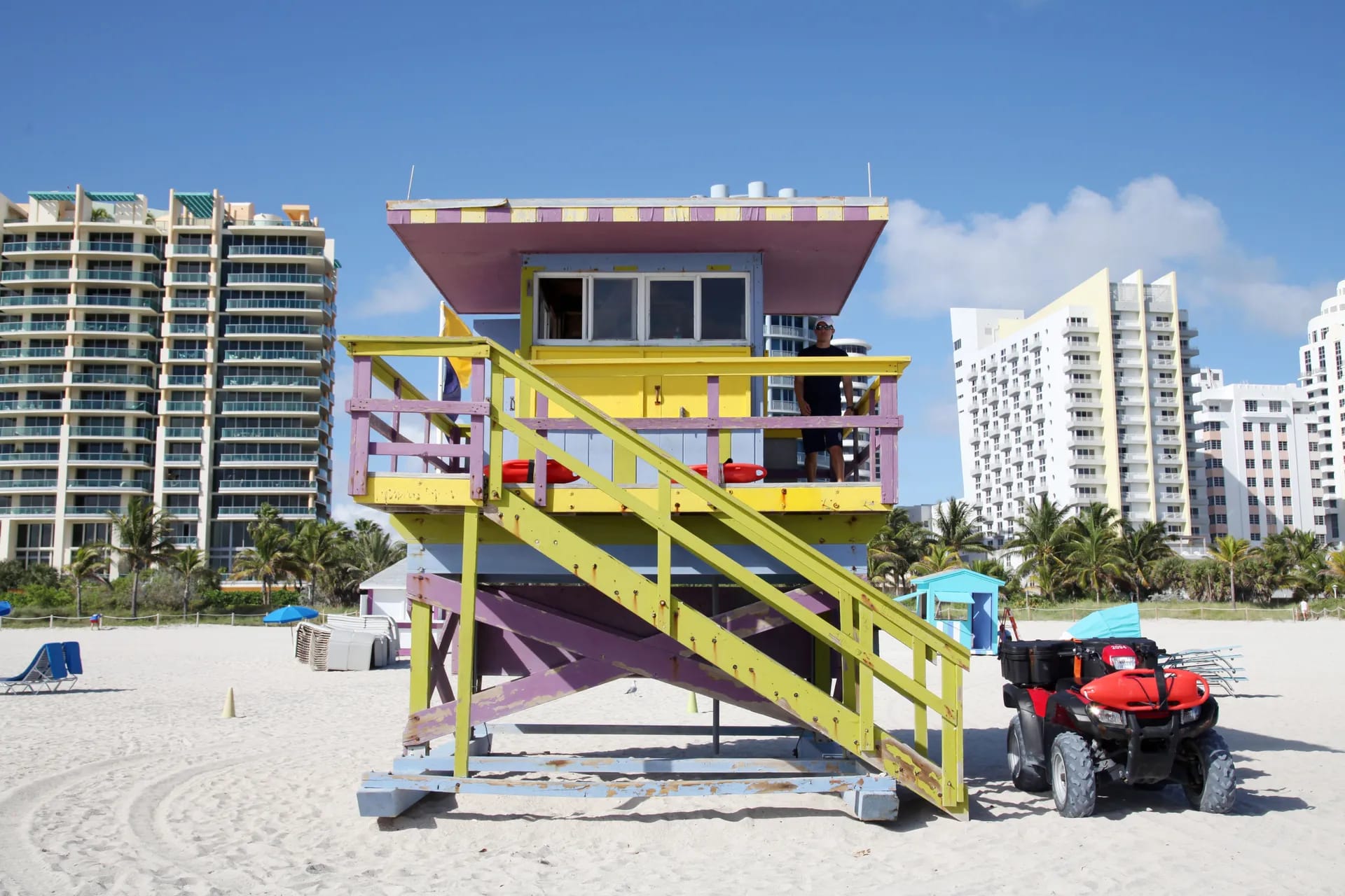 Torre de socorrista de colores pastel en la playa de Miami Beach de día