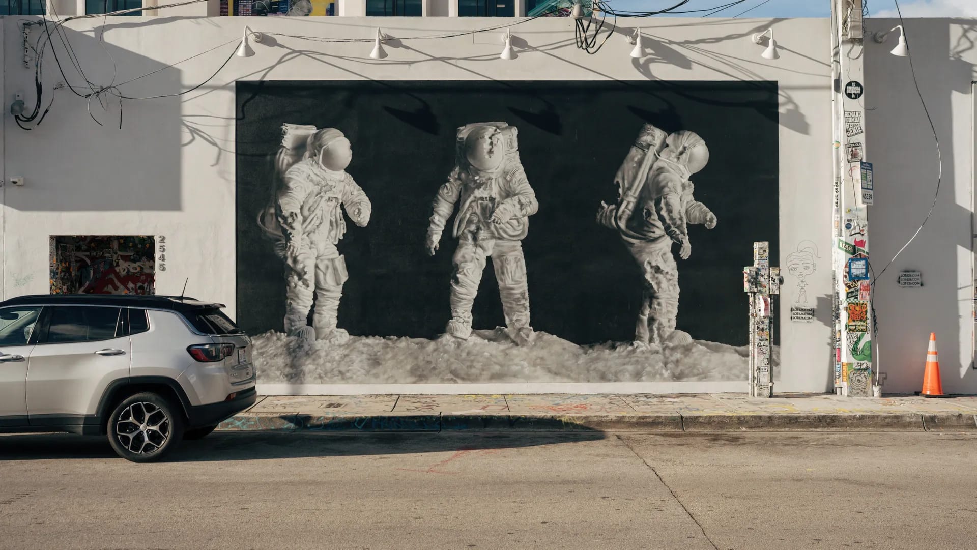 Mural de tres astronautas en Wynwood