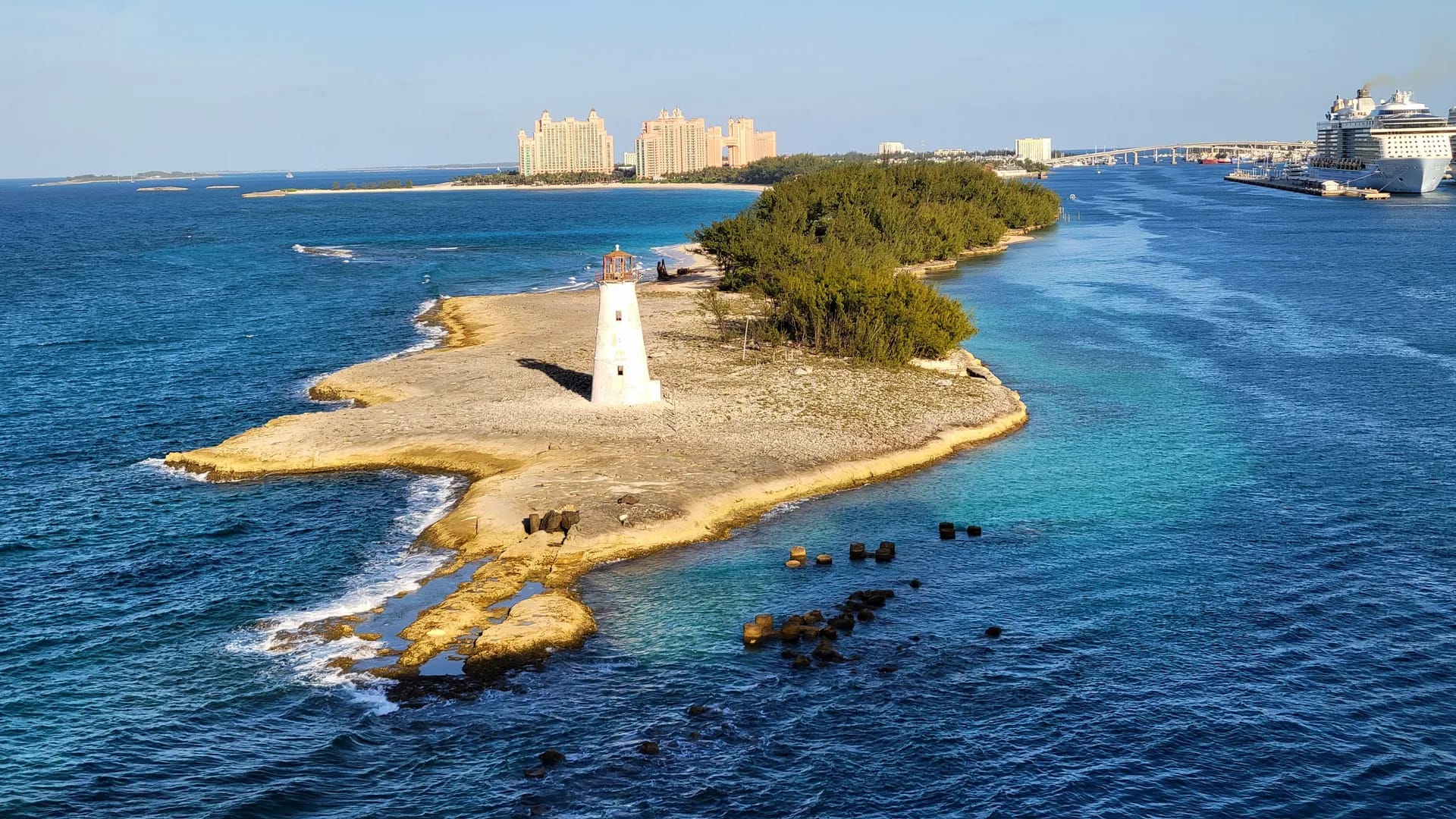 Lighthouse at the harbour entrance of Nassau