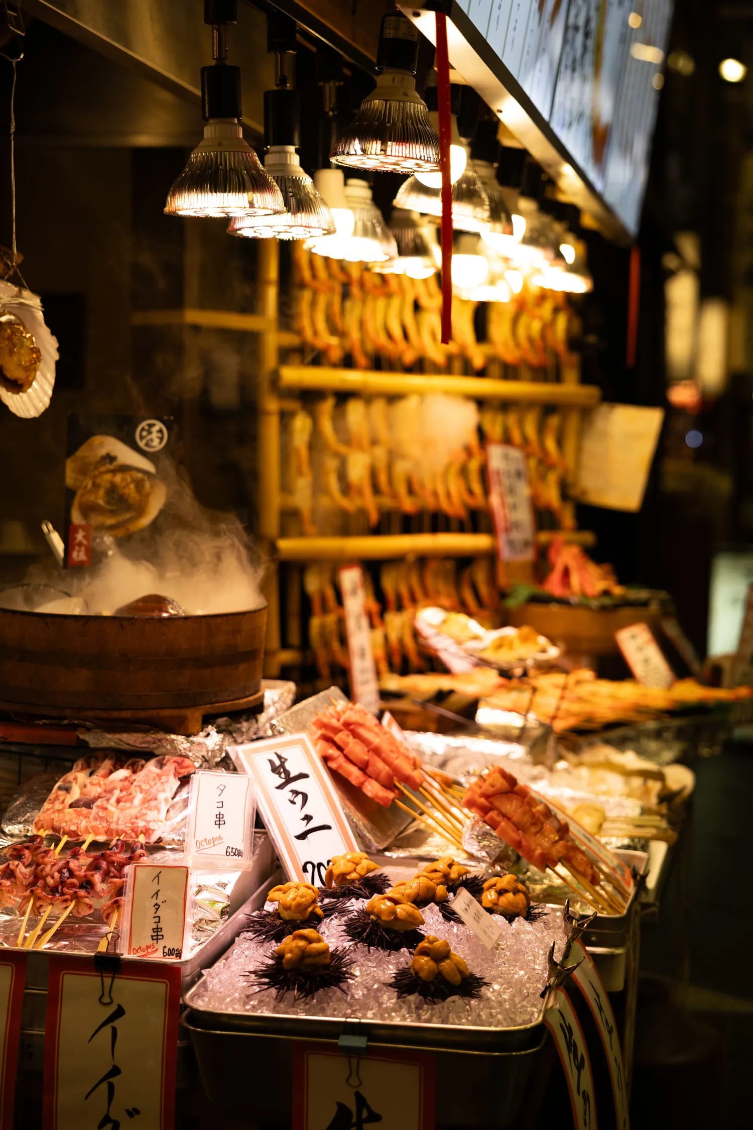 Marktstand mit Seeigel und Spießen in Japan