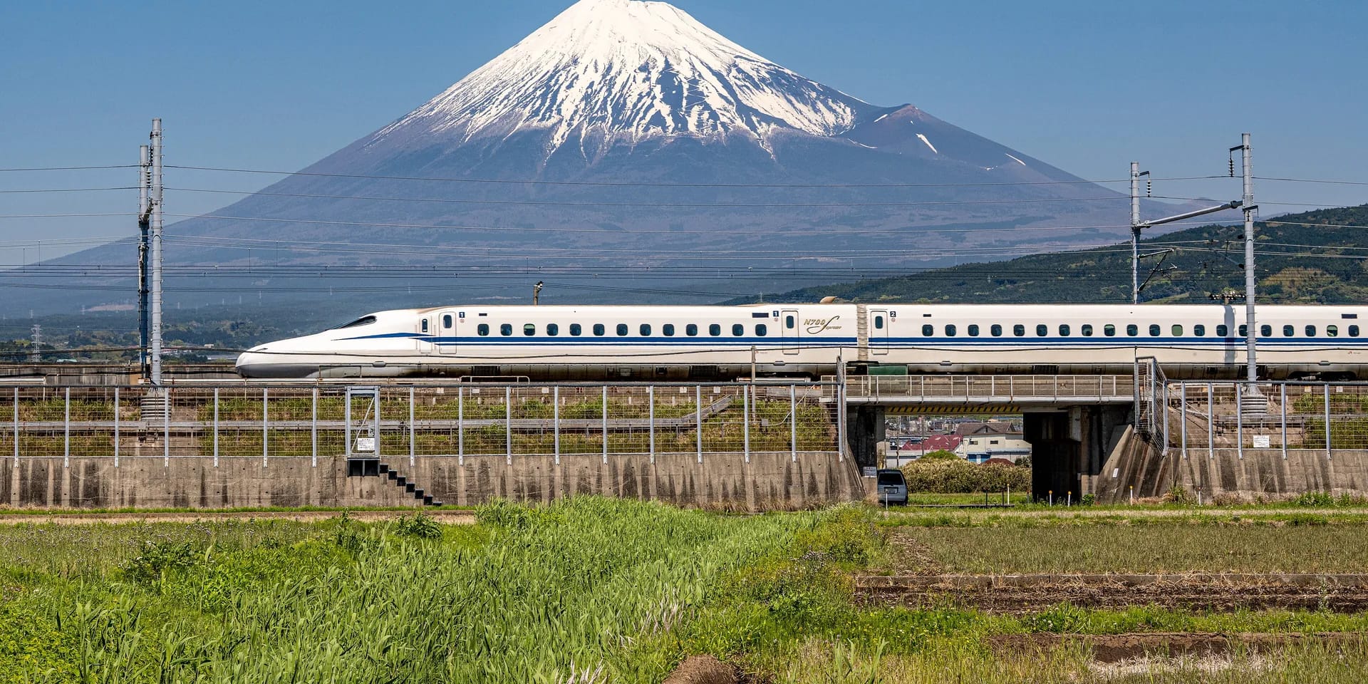 Ein Shinkansen fährt vor dem Fuji
