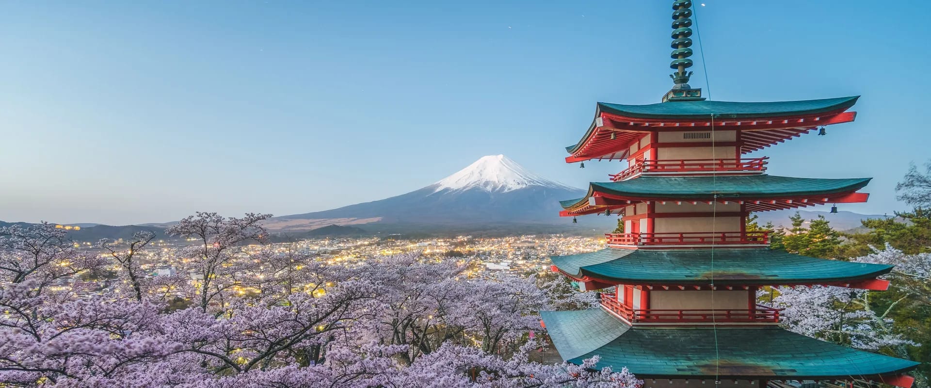 Eine Pagode vor dem Fuji zur Kirschblüte