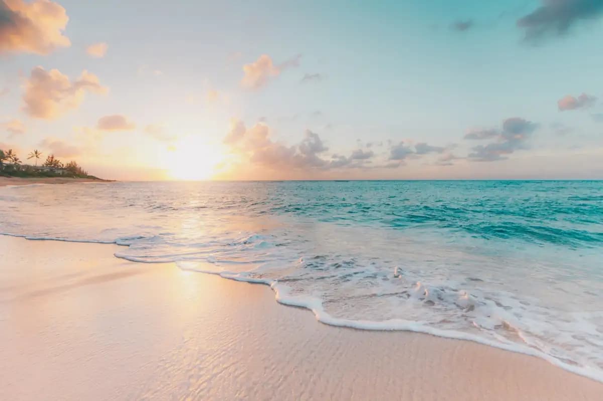 Playa con agua turquesa